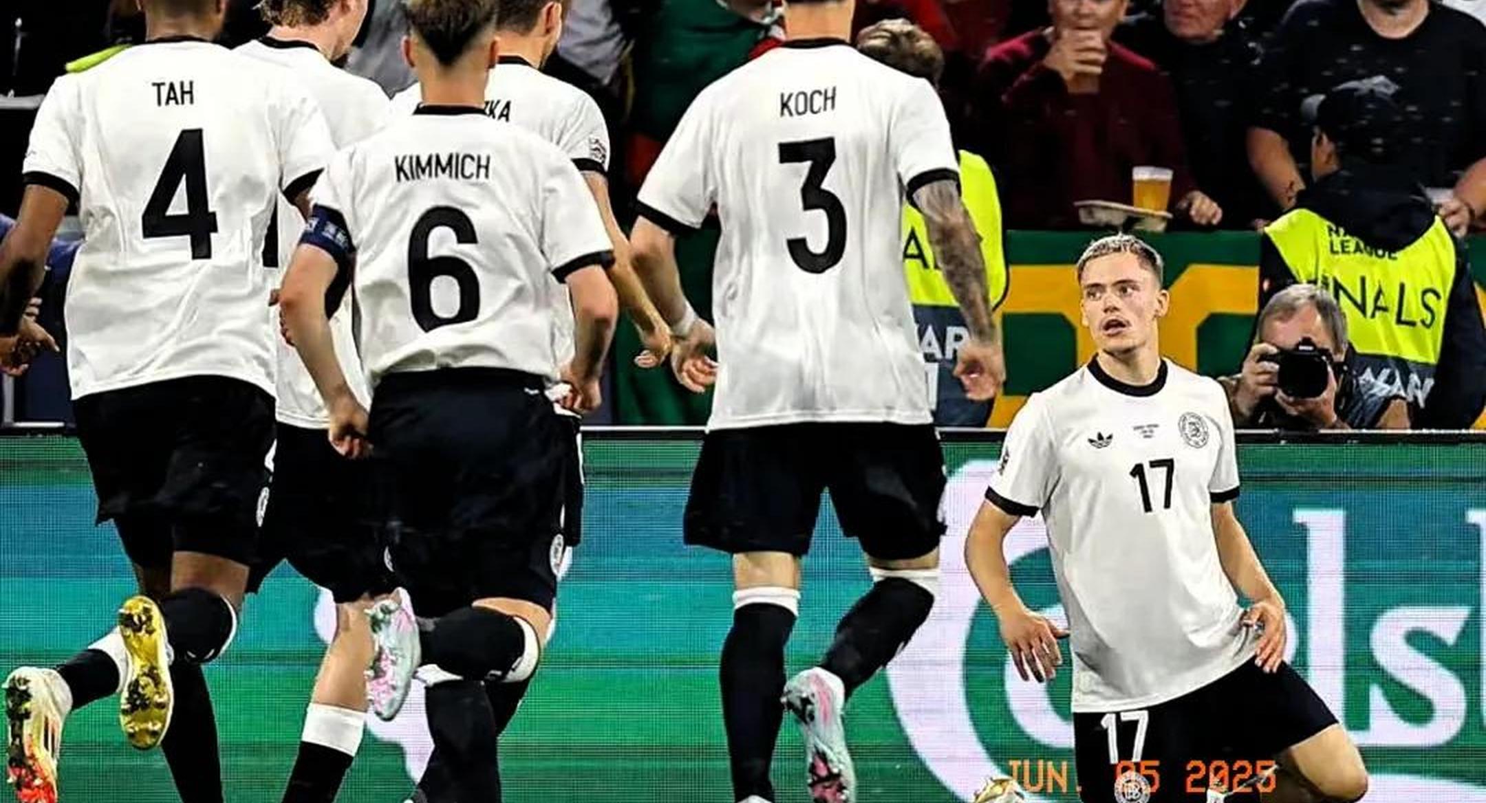 包含葡萄牙体育训练开放日,清晨战术微调引欢呼,德甲在即,年轻球员得到机会的词条 包含葡萄牙体育训练开放日,清晨战术微调引欢呼,德甲在即,年轻球员得到机会的词条