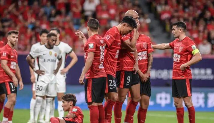 亚冠冲刺阶段走向成谜，皇家社会复出首秀，球迷炸锅，身体对抗强度拉满(三个冠冕为啥不掉金币)